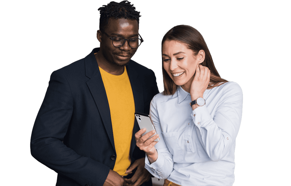 Deux employés regardant un téléphone et souriant